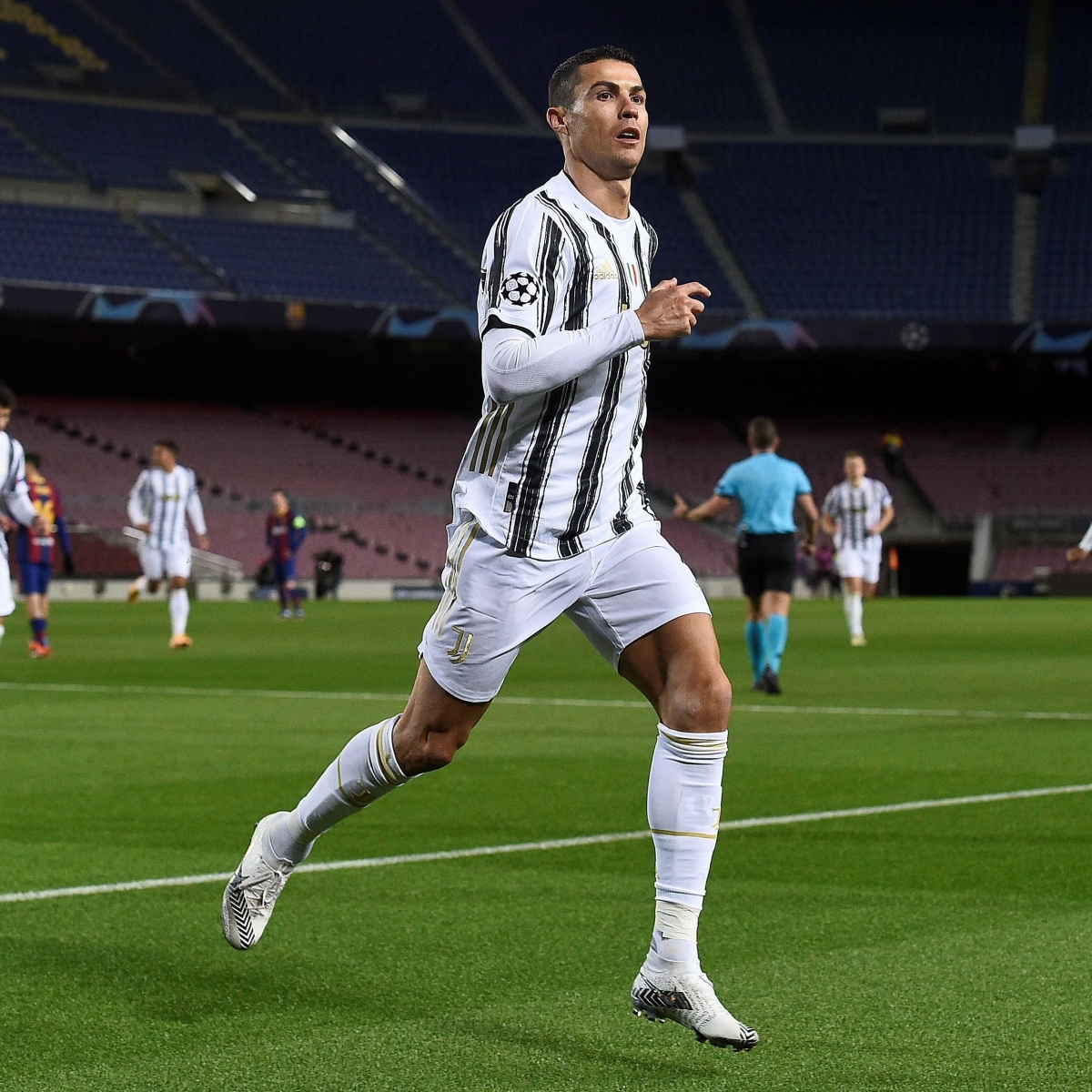 Ronaldo ăn mừng cuồng nhiệt sau khi đánh bại Messi