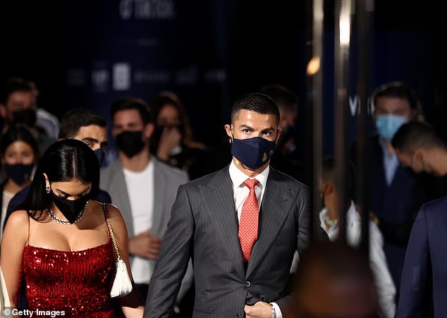 "Tình trẻ" của C.Ronaldo phô dáng "bốc lửa" đi dự sự kiện cùng bạn trai