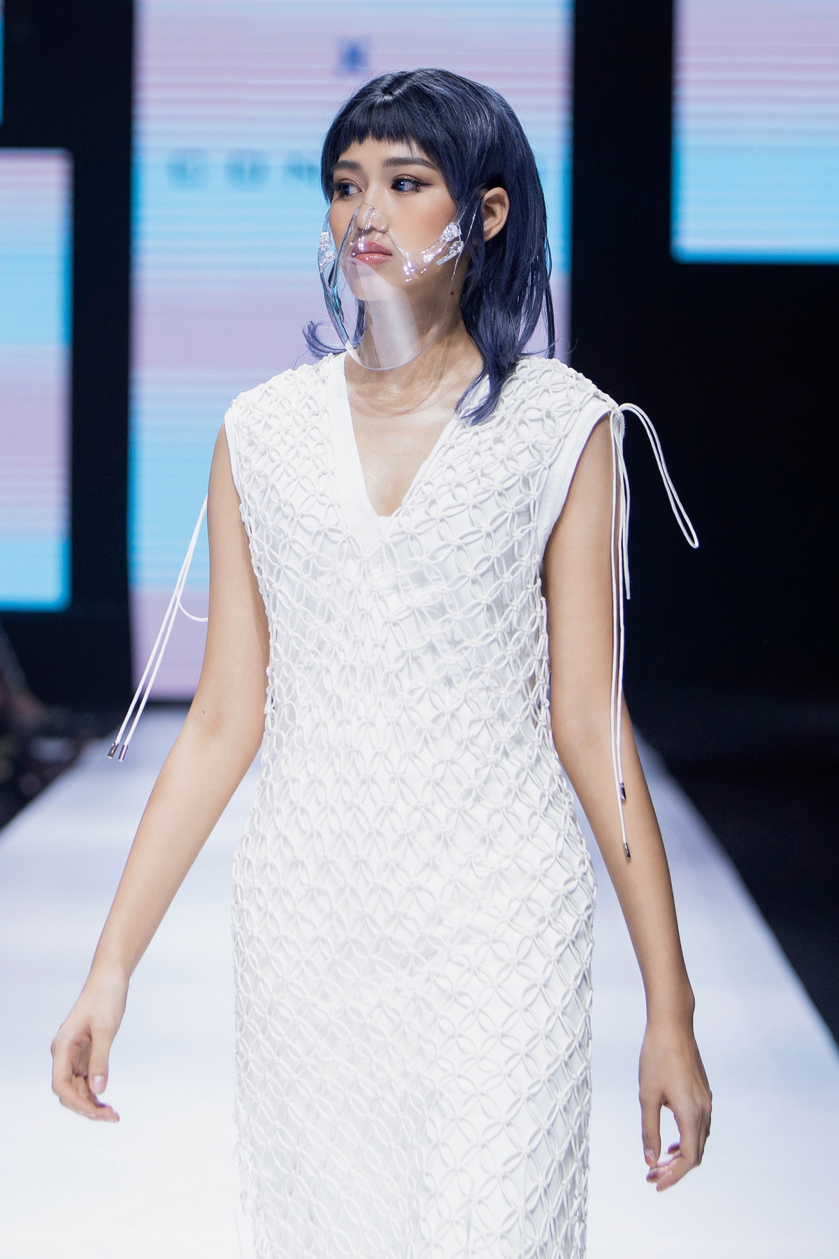 Tân Hoa hậu Đỗ Thị Hà lần đầu catwalk trong show của Công Trí tại Tuần lễ thời trang