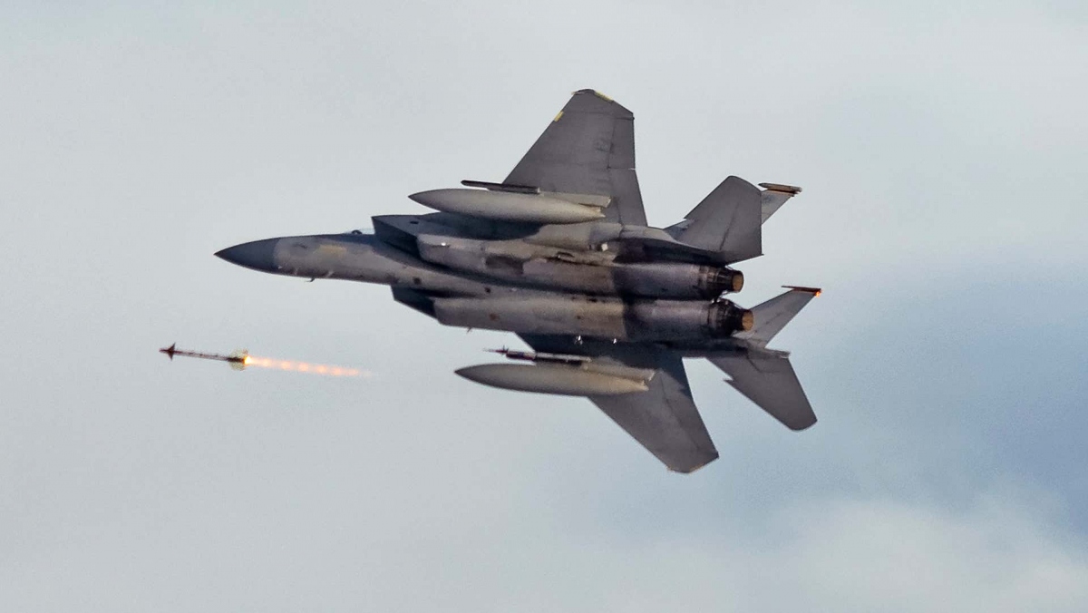 Video: Tiêm kích F-15C Eagle nã tên lửa phá hủy máy bay không người lái