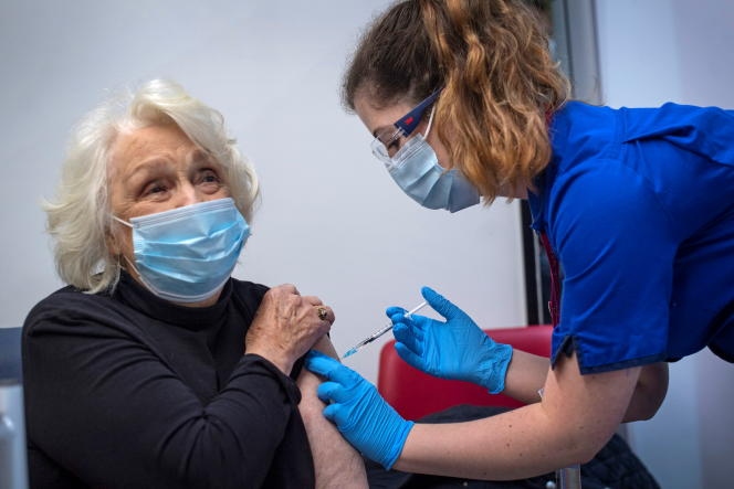 Pháp sẽ tiêm vaccine ngừa Covid-19 cho người từ 16 tuổi trở lên