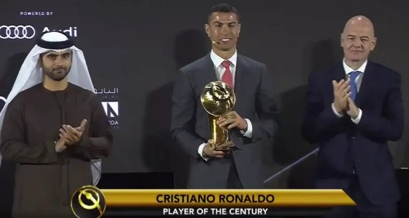 Ronaldo vượt qua Messi để giật giải “Cầu thủ xuất sắc nhất thế kỷ”