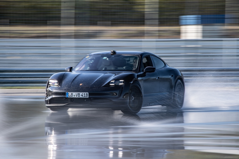 "Siêu xe điện" Porsche Taycan lập kỷ lục Guinness với quãng đường drift dài nhất