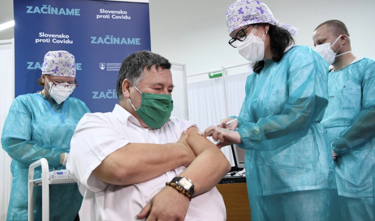 Slovakia bắt đầu tiêm vaccine Covid-19 