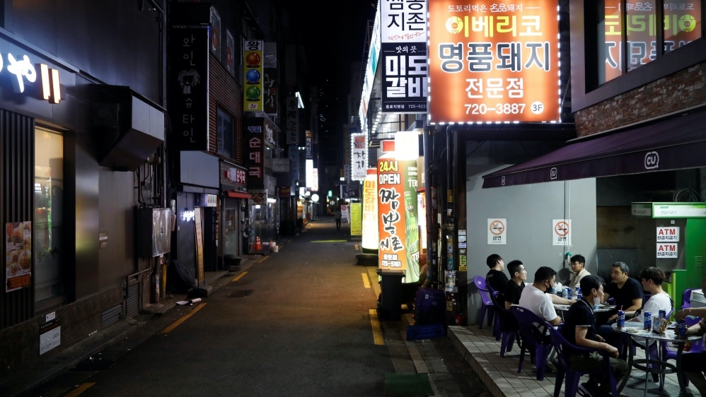 Số ca Covid-19 mới tăng kỷ lục, thủ đô Seoul, Hàn Quốc “tắt đèn” sau 21h