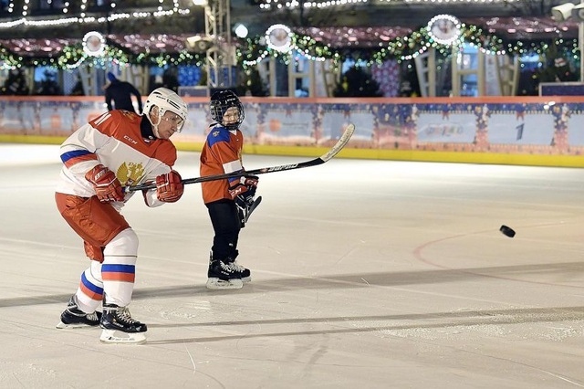 Tổng thống Putin chơi khúc côn cầu với cậu bé 9 tuổi ở Quảng trường Đỏ dịp Giáng sinh
