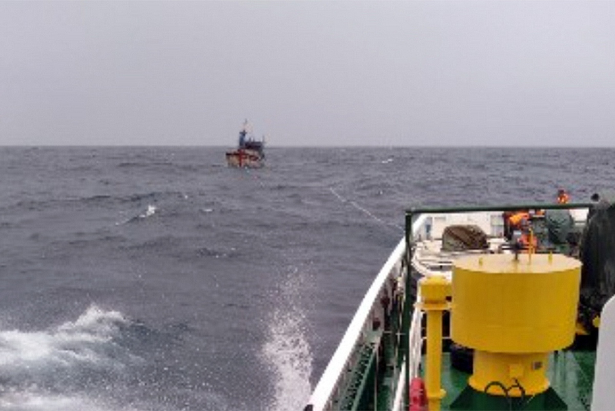 Cứu 3 ngư dân cùng tàu cá bị thả trôi trên biển