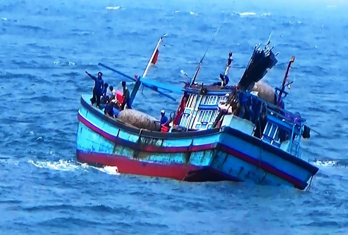 Tàu cá bị chìm ở Bình Định, 2 ngư dân mất tích trên biển