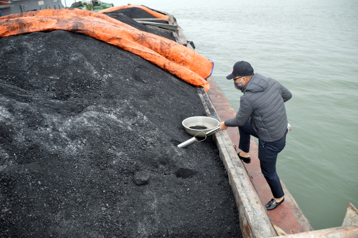 Cảnh sát biển tạm giữ 850 tấn than không rõ nguồn gốc