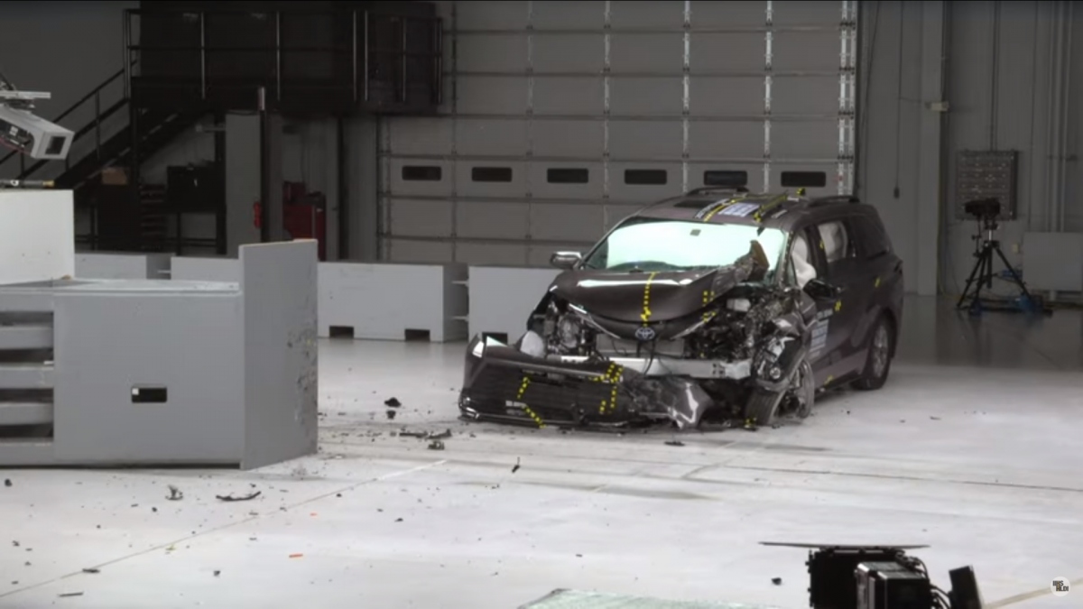 Toyota Sienna 2021 gây ấn tượng ở bài thử nghiệm va chạm