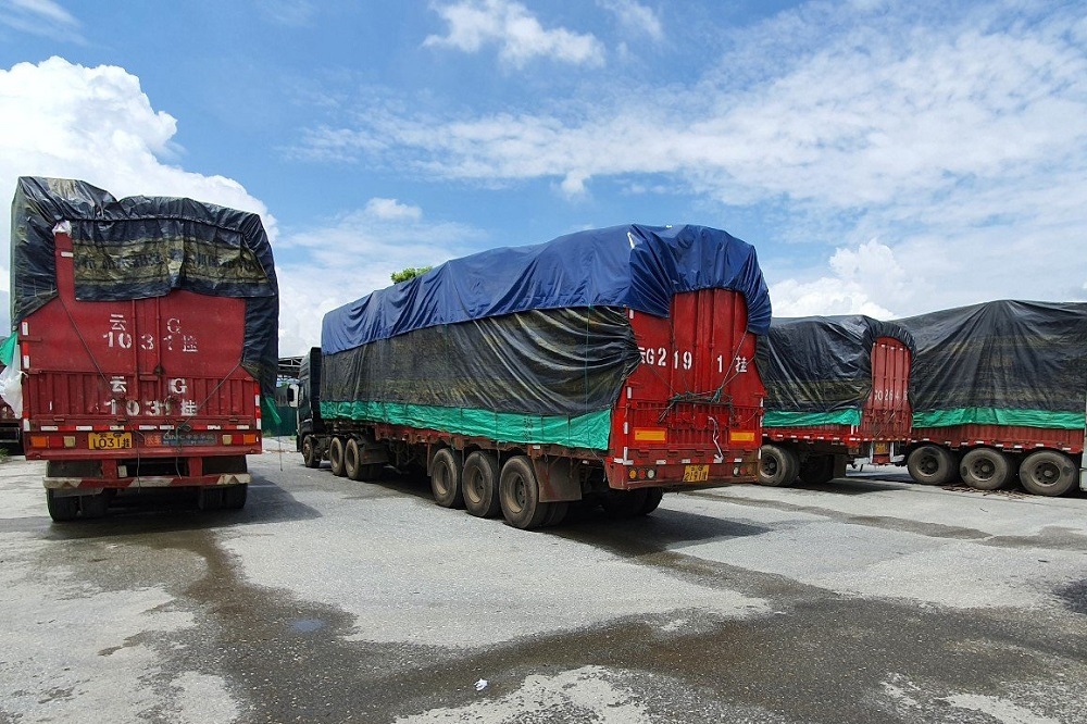 Tạm giữ 100 xe hàng vô chủ ở cửa khẩu Kim Thành (Lào Cai) sau hơn 4 tháng kiểm đếm