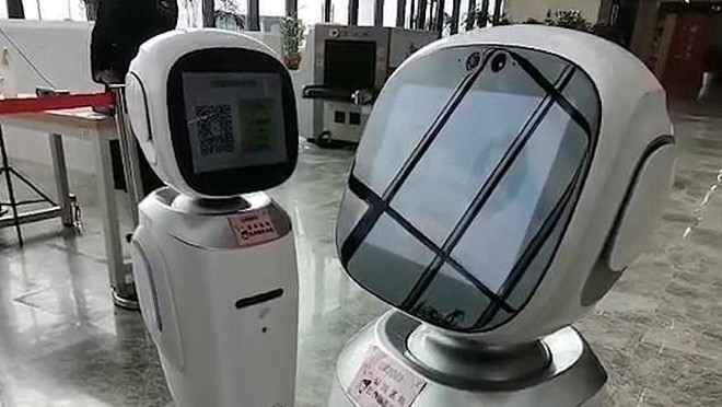 Hai robot cãi nhau trong thư viện ở Trung Quốc