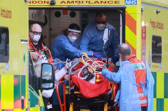 Bệnh viện ở Anh quá tải vì bệnh nhân nhiễm Covid-19