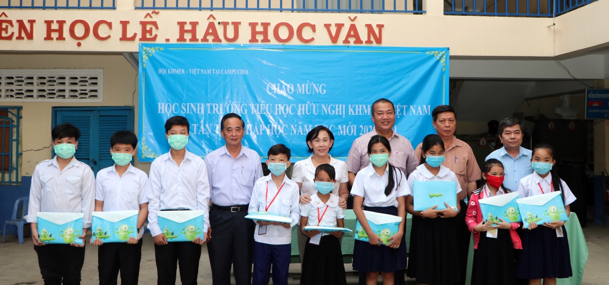 Học sinh gốc Việt tại Campuchia bước vào năm học mới