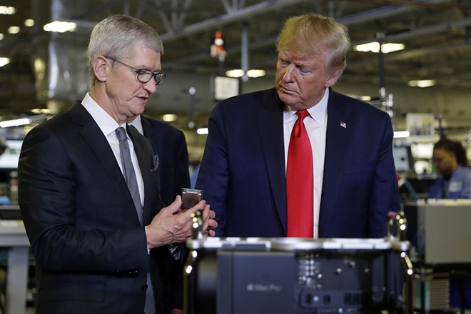Tim Cook tặng ông Trump chiếc Mac Pro đầu tiên sản xuất tại Mỹ