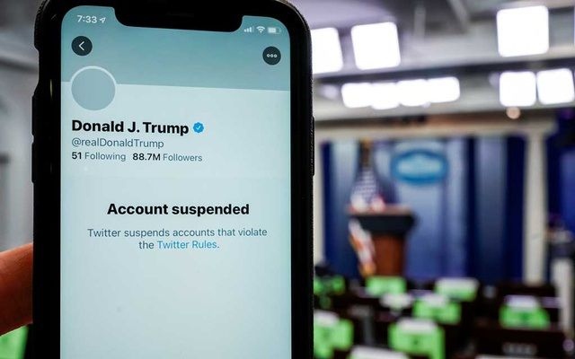 Khóa tài khoản của Tổng thống Donald Trump - Cổ phiếu của Twitter “rớt giá”