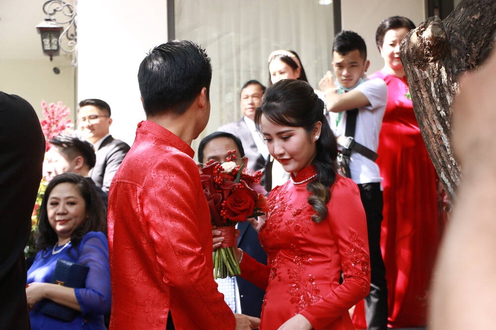 Chuyện showbiz: Phan Thành thân mật bên cô dâu Primmy Trương trong đám cưới