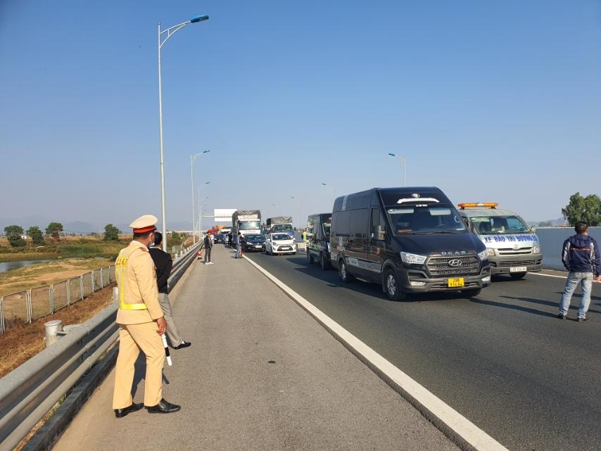 Hai xe tải va chạm khiến ùn tắc kéo dài trên cao tốc Hạ Long - Hải Phòng