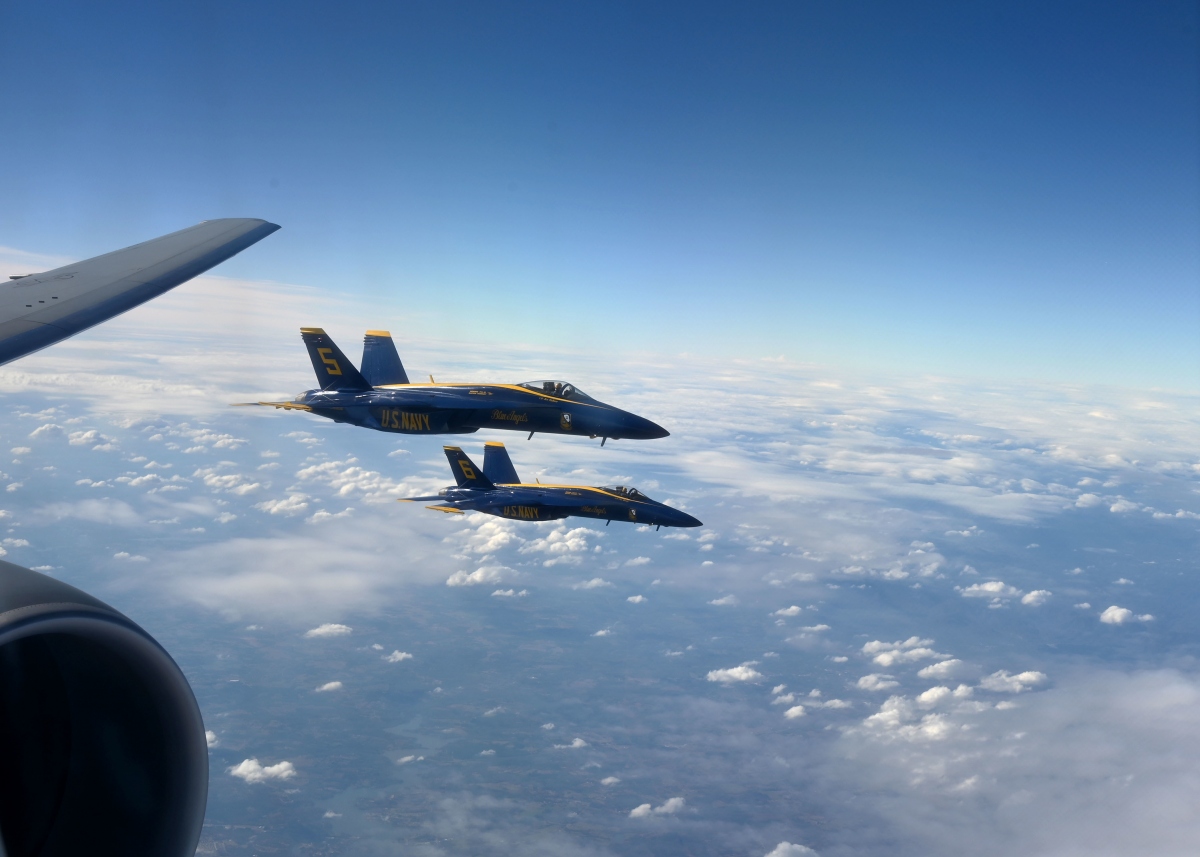 Xem màn tiếp nhiên liệu trên không ngoạn mục của phi đội bay Blue Angles