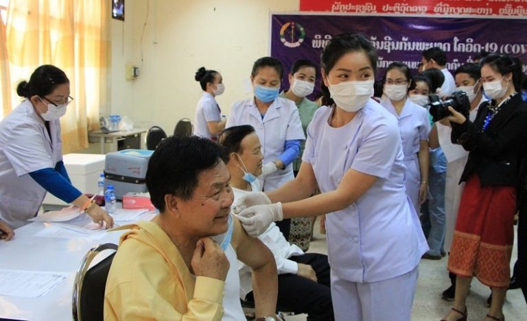 Hơn 600 người trên tuyến đầu chống dịch ở Lào được tiêm vaccine Covid-19
