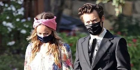 Harry Styles tình tứ nắm tay bạn gái hơn 10 tuổi Olivia Wilde đi dự tiệc cưới