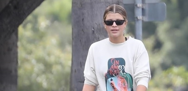 Sofia Richie để mặt mộc dắt thú cưng đi dạo phố sau khi chia tay bạn trai