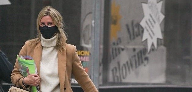 Em gái Paris Hilton giản dị ra phố trong tiết trời giá lạnh
