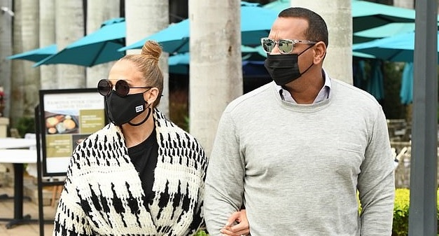 Jennifer Lopez diện đồ phong cách đi dạo phố cùng bạn trai sau quyết định hủy đám cưới