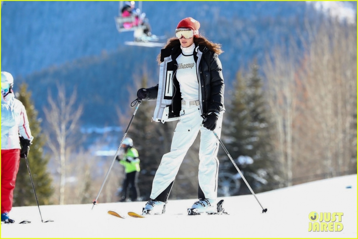 Bella Hadid để mặt mộc đi trượt tuyết cùng bạn bè