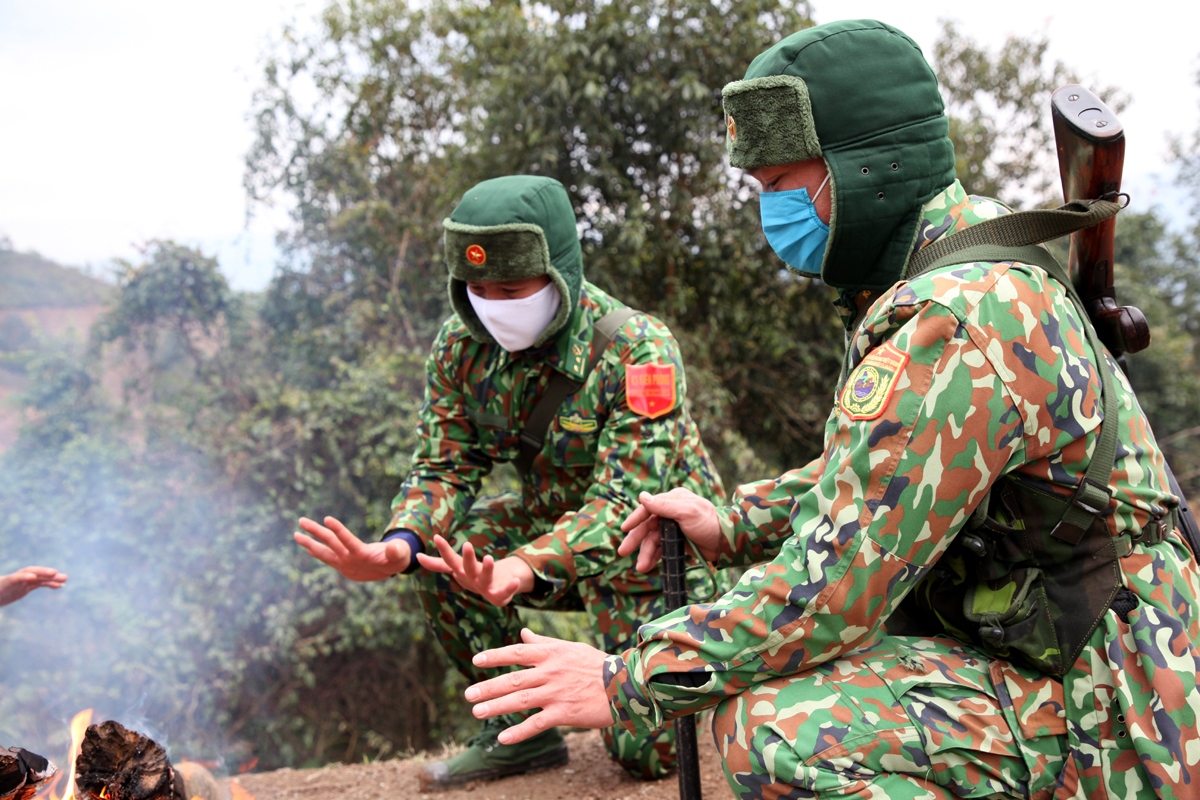 Lính biên phòng Lai Châu bám chốt chống dịch Covid-19 trong giá rét