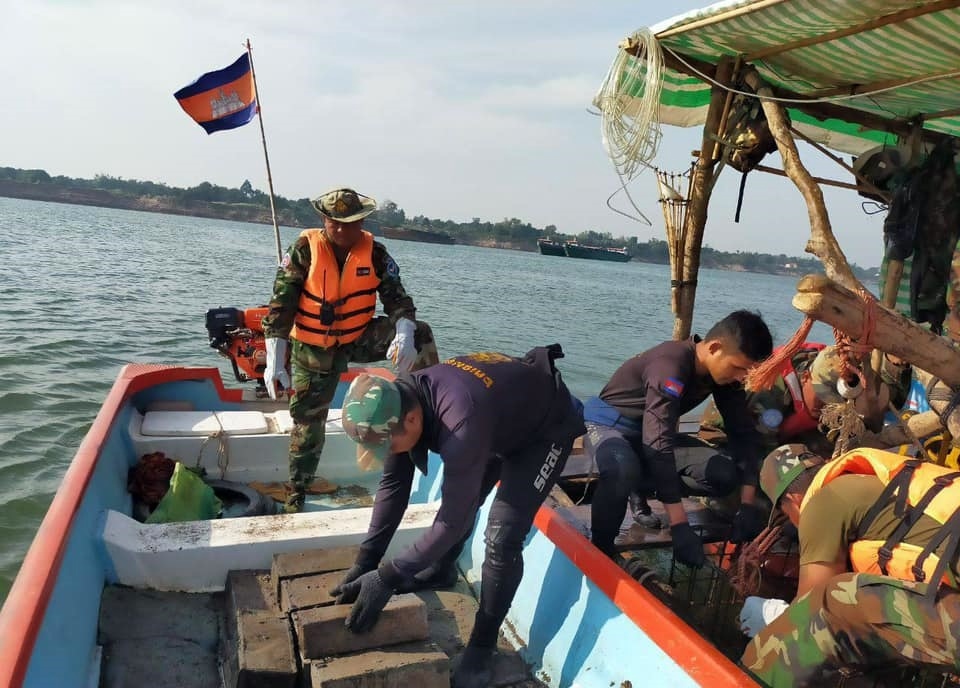 Campuchia phát hiện hơn 6 tấn thuốc nổ dưới lòng sông Mekong