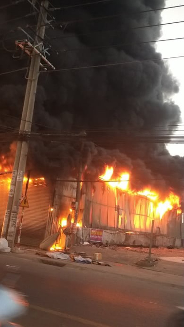 Cháy lớn tại Bình Dương khiến cửa hàng bán xe máy bị thiêu rụi, thiệt hại hàng tỷ đồng