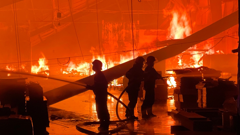 Cháy dữ dội tại công ty gỗ ở Bình Dương