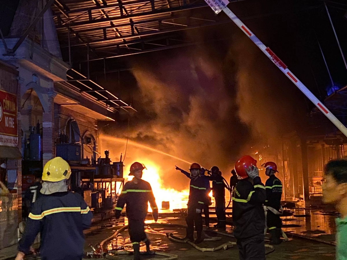Cháy xưởng vải ở Hóc Môn rồi lan sang công ty bên cạnh