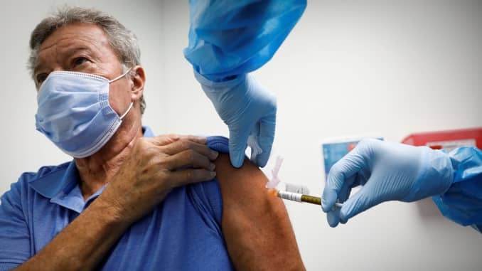Mỹ và châu Âu “gặp khó” trong thực hiện mục tiêu tiêm phòng vaccine Covid-19 cho người dân
