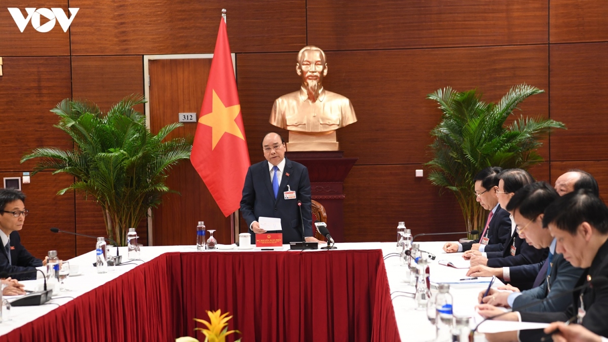 Thủ tướng họp khẩn về COVID-19 tại phòng họp ở Đại hội Đảng lần thứ XIII