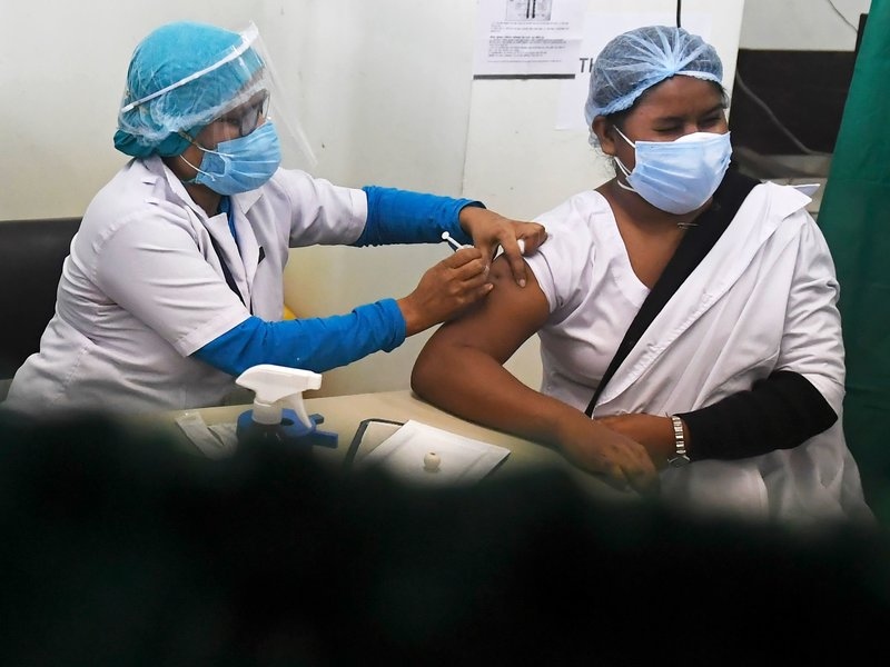 Hơn 400 người gặp vấn đề về sức khỏe tại Ấn Độ sau khi tiêm vaccine ngừa Covid-19