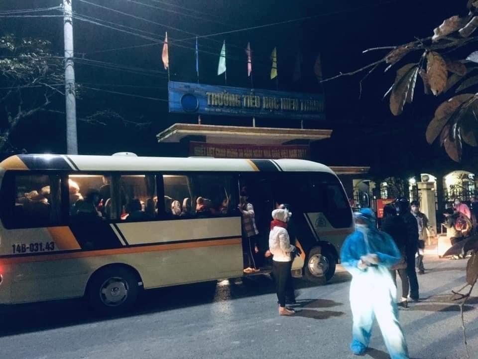 Nhiều học sinh trên địa bàn thị xã Kinh Môn (Hải Dương) được đưa đi cách ly trong đêm