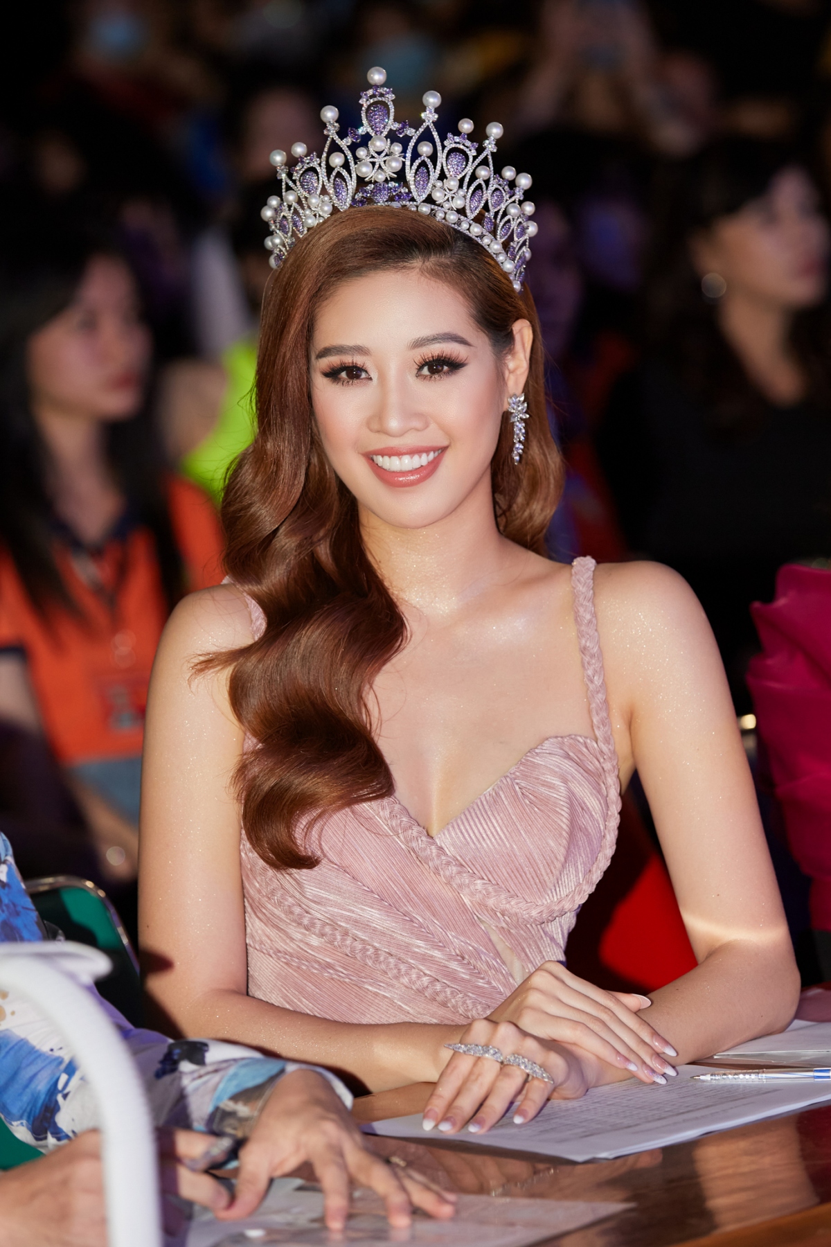 Hoa hậu Khánh Vân đội vương miện chấm thi Miss Hutech 2021