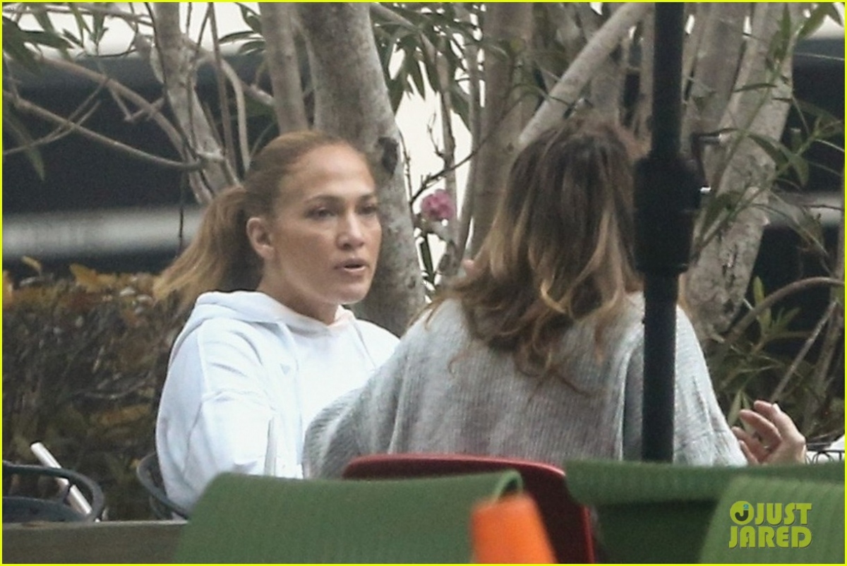 Jennifer Lopez diện croptop khỏe khoắn đi ăn trưa cùng bạn bè