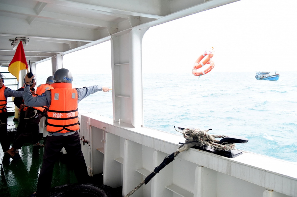 Tàu Kiểm ngư cứu nạn tàu cá Đà Nẵng bị nạn trên biển