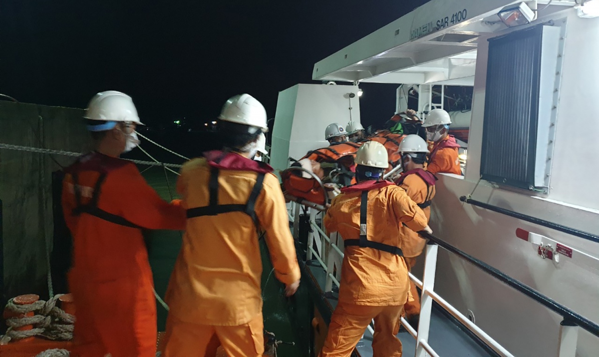 Cứu nạn thuyền viên bị tai nạn lao động, hôn mê trên biển
