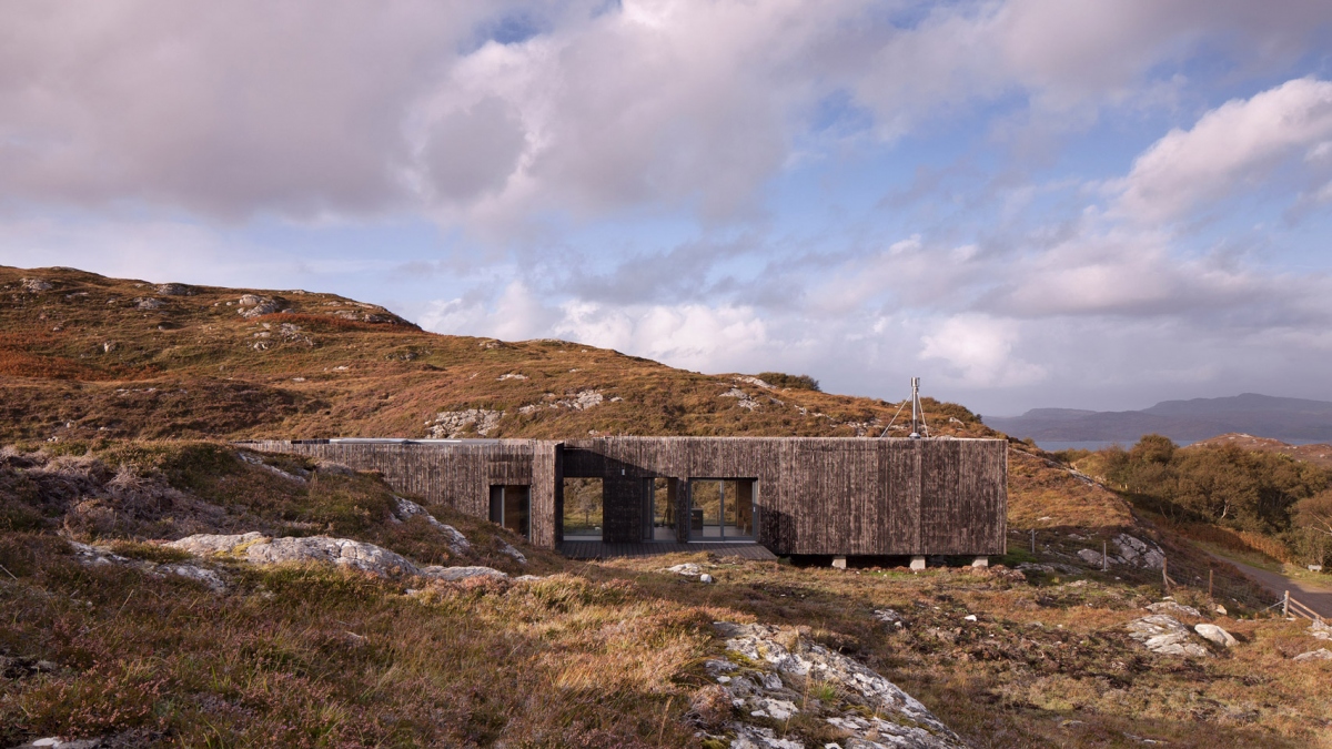 Thăm ngôi nhà gỗ thông giữa vùng cao nguyên đá ở Scotland