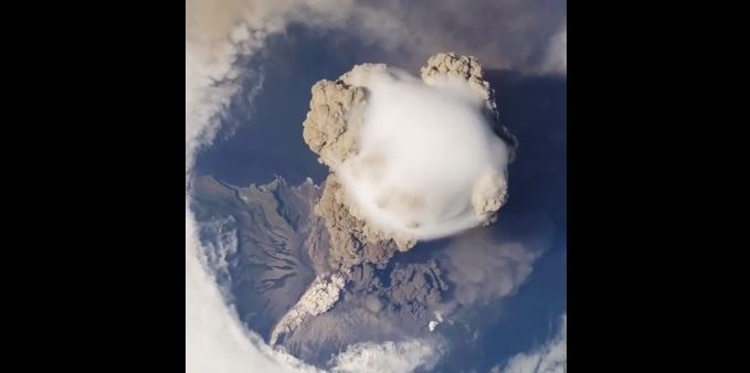Ngỡ ngàng với cảnh núi lửa phun trào nhìn từ không gian