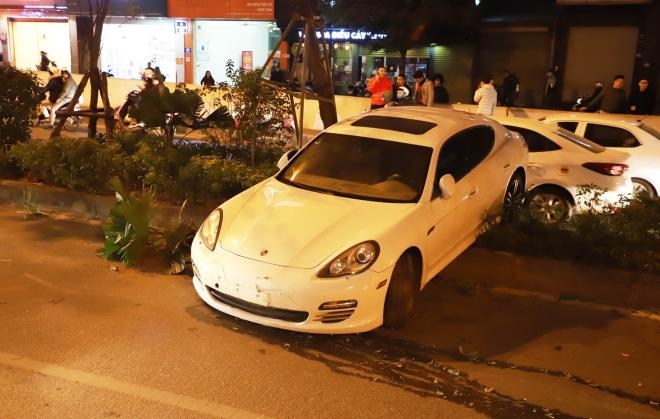 Tài xế xe Porsche nghi bị đột quỵ mất lái, tông đổ nhiều cây xanh
