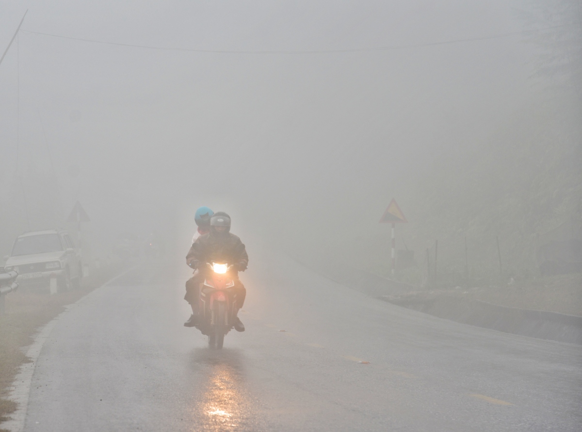 Sương mù dày đặc, tiềm ẩn nhiều nguy cơ tai nạn trên đèo Pha Đin