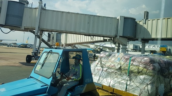 Xe đầu kéo va chạm với ô tô trong đường công vụ sân bay Nội Bài