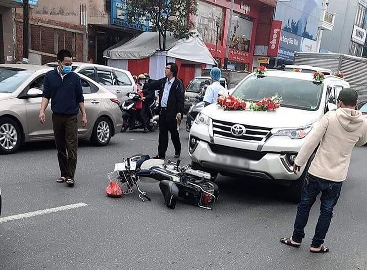 Xe rước dâu va chạm với xe máy khiến 1 người tử vong