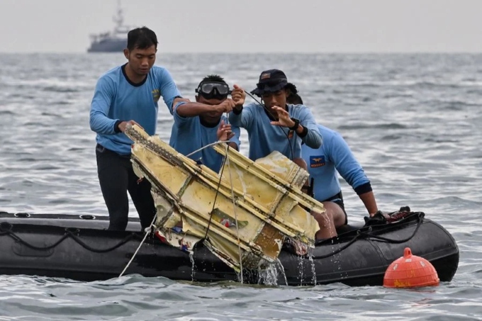 Indonesia tiếp tục tìm kiếm hộp đen và nạn nhân vụ rơi máy bay