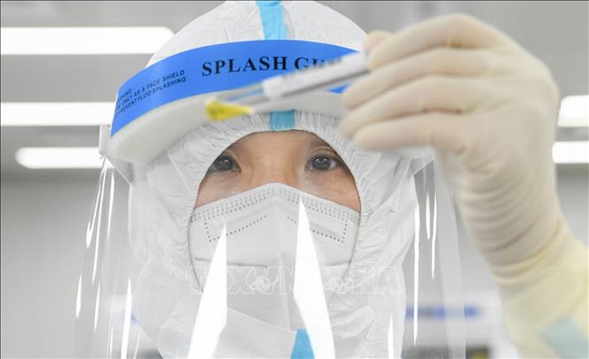 Trung Quốc: TP Thẩm Dương dùng robot lấy mẫu xét nghiệm virus SARS CoV-2